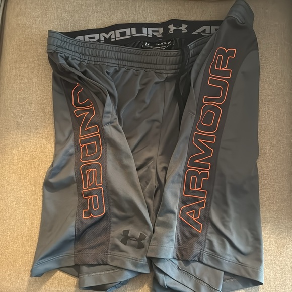 Under Armor Shorts - Picture 2 of 3